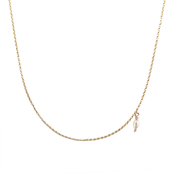 Vintage gouden ketting small link pearl gecentreerd op een witte achtergrond