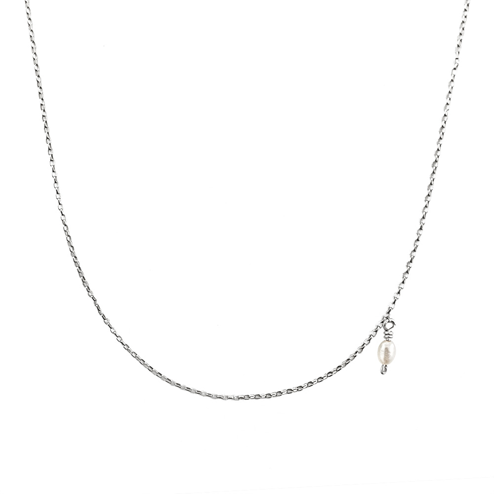 Vintage zilveren ketting small link pearl gecentreerd op een witte achtergrond
